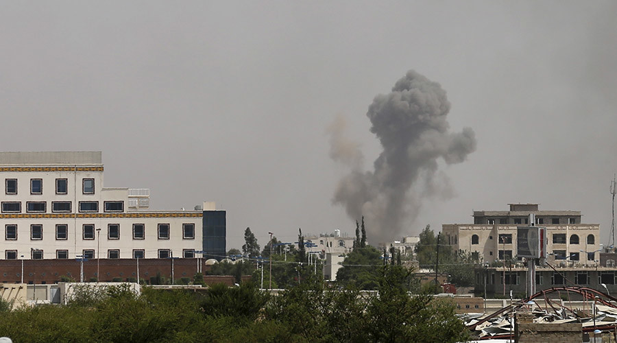 Smoke billows from the site of a Saudi-led air strike on al-Dailami air base in Yemen's capital Sanaa September 6, 2015. © Khaled Abdullah / Reuters