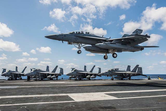 An EA 18G Growler from the Shadowhawks of Electronic Attack Squadron (VAQ) 141 takes off. (Photo: Mass Communications Specialists 3rd Class Bradley J. Gee / US Navy)