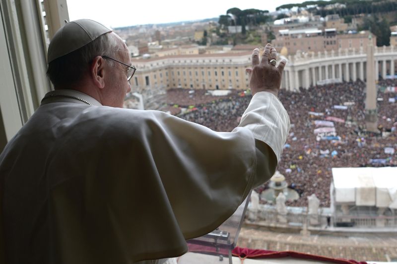 Newly elected Pope Francis appears at the window of his future private apartment to bless the faithful, gathered below in St. Peter's Square, during the Sunday Angelus prayer at the Vatican March 17, 2013.      REUTERS/Osservatore Romano (VATICAN  - Tags: RELIGION) THIS IMAGE HAS BEEN SUPPLIED BY A THIRD PARTY. IT IS DISTRIBUTED, EXACTLY AS RECEIVED BY REUTERS, AS A SERVICE TO CLIENTS. FOR EDITORIAL -- USE ONLY. NOT FOR SALE FOR MARKETING OR ADVERTISING CAMPAIGNS.