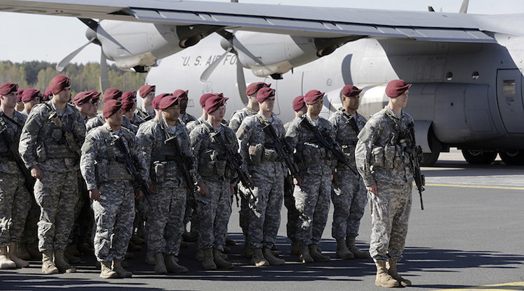 First company-sized contingent of about 150 U.S. paratroopers from the U.S. Army's 173rd Infantry Brigade Combat Team based in Italy attend a welcome ceremony in the airport in Riga April 24, 2014. © Ints Kalnins / Reuters